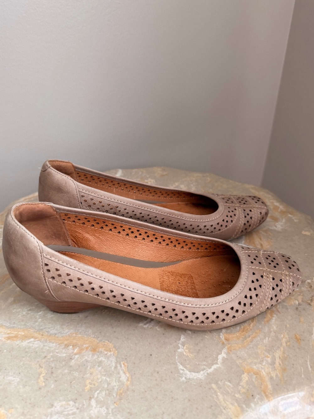 Clarks Collection Women’s 7M US Leather Perforated Comfort Flats Taupe Mushroom